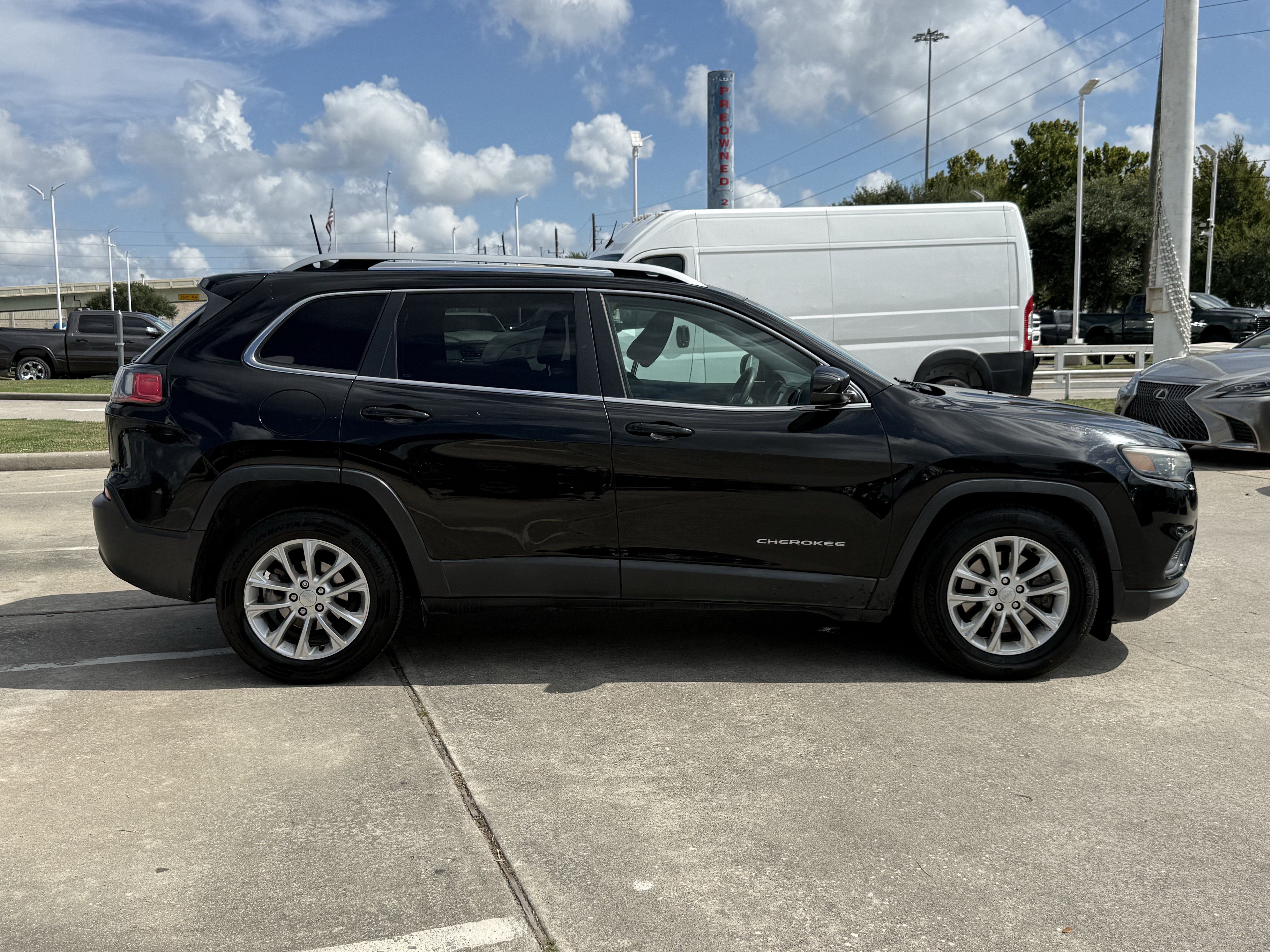 Used 2019 Jeep Cherokee Latitude w/ Popular Appearance Group FWD image 3