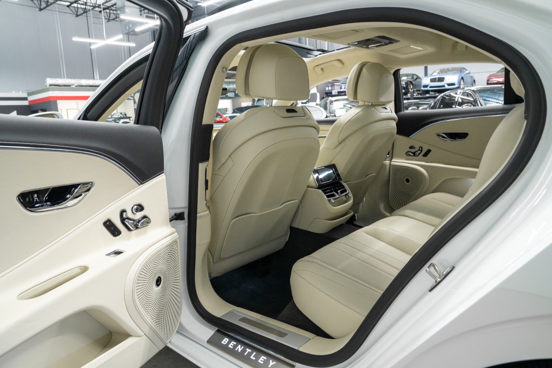 Used 2024 Bentley Flying Spur V8 AWD/4WD image 43