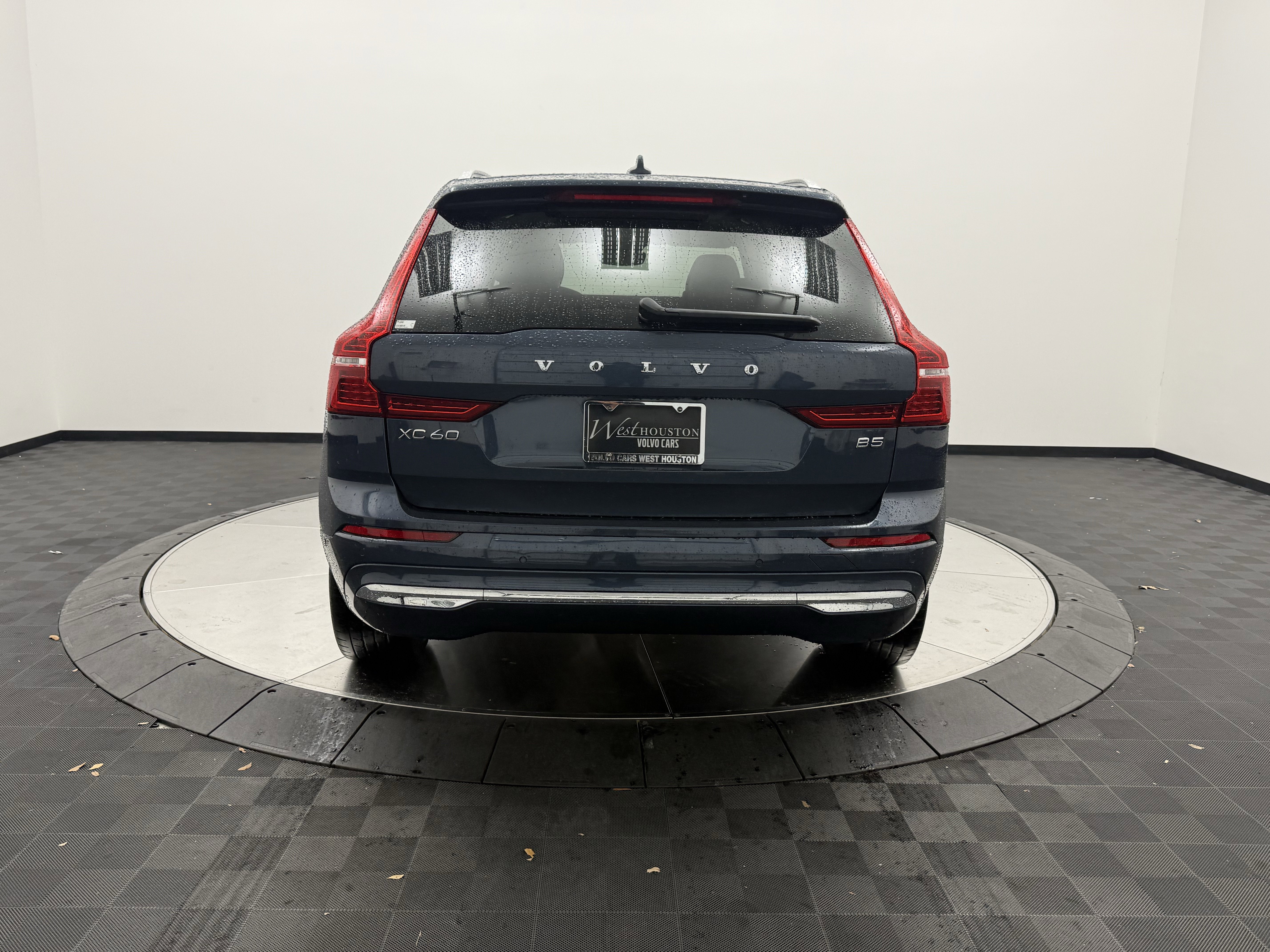 Certified 2023 Volvo XC60 B5 Plus w/ Climate Package FWD image 6
