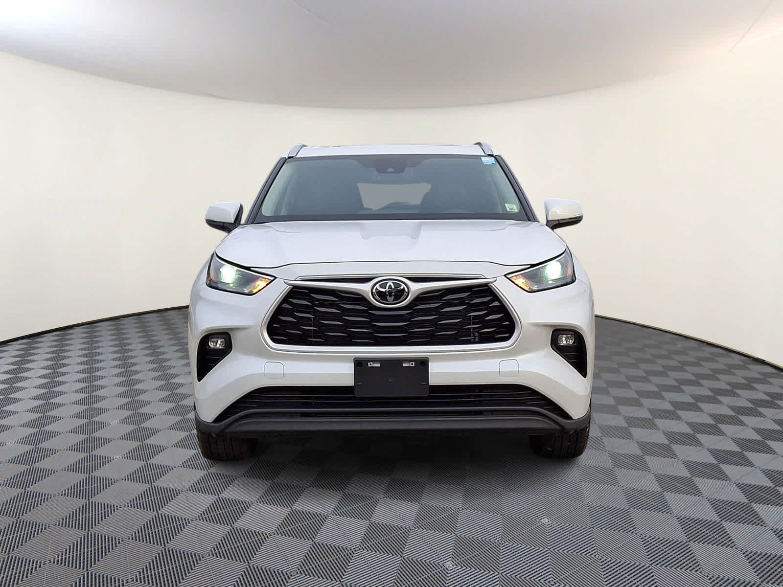 Used 2023 Toyota Highlander XLE AWD/4WD image 3