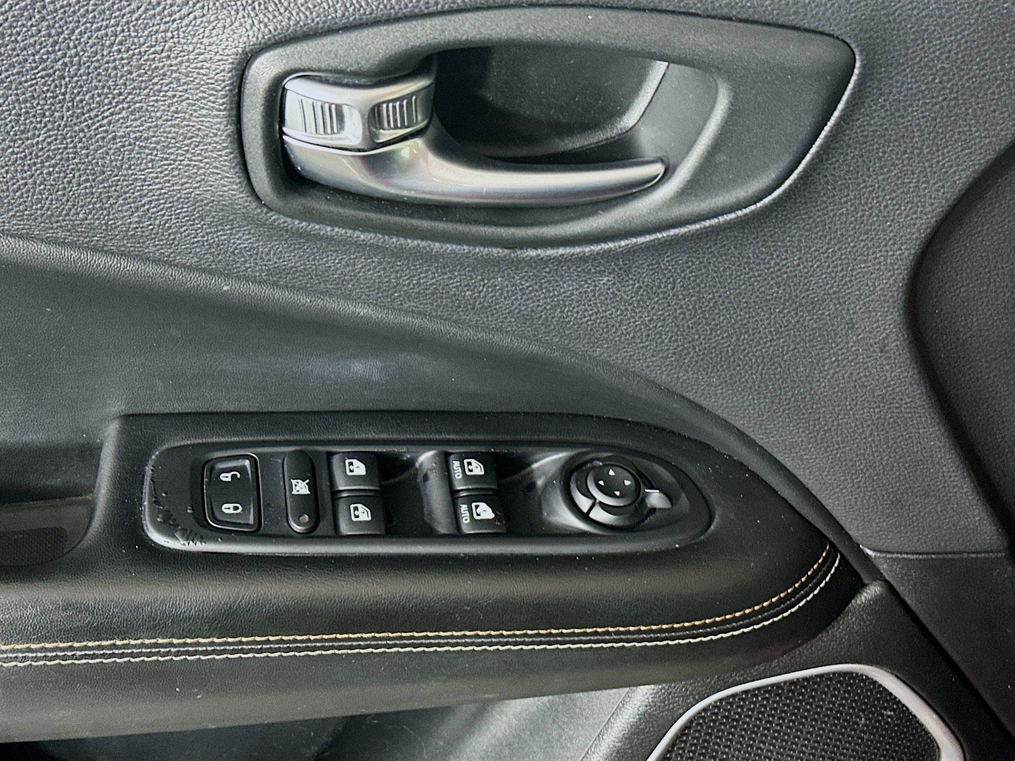 Used 2018 Jeep Compass Latitude FWD image 14