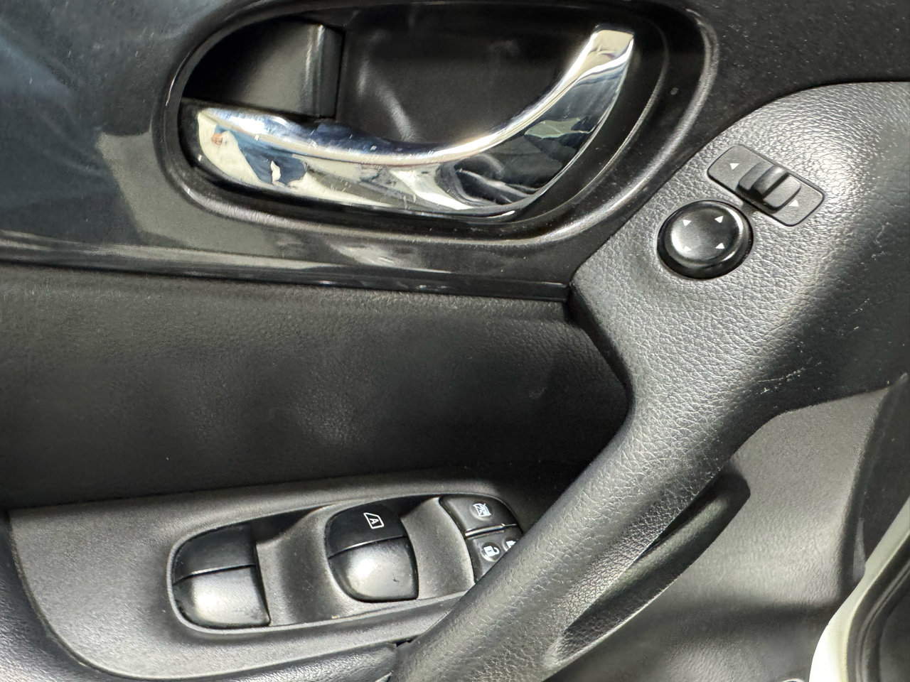 Used 2017 Nissan Rogue SV image 19