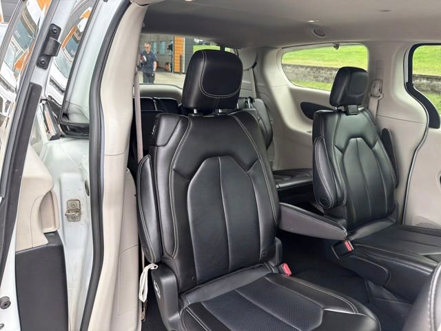 Used 2023 Chrysler Pacifica Touring-L image 29