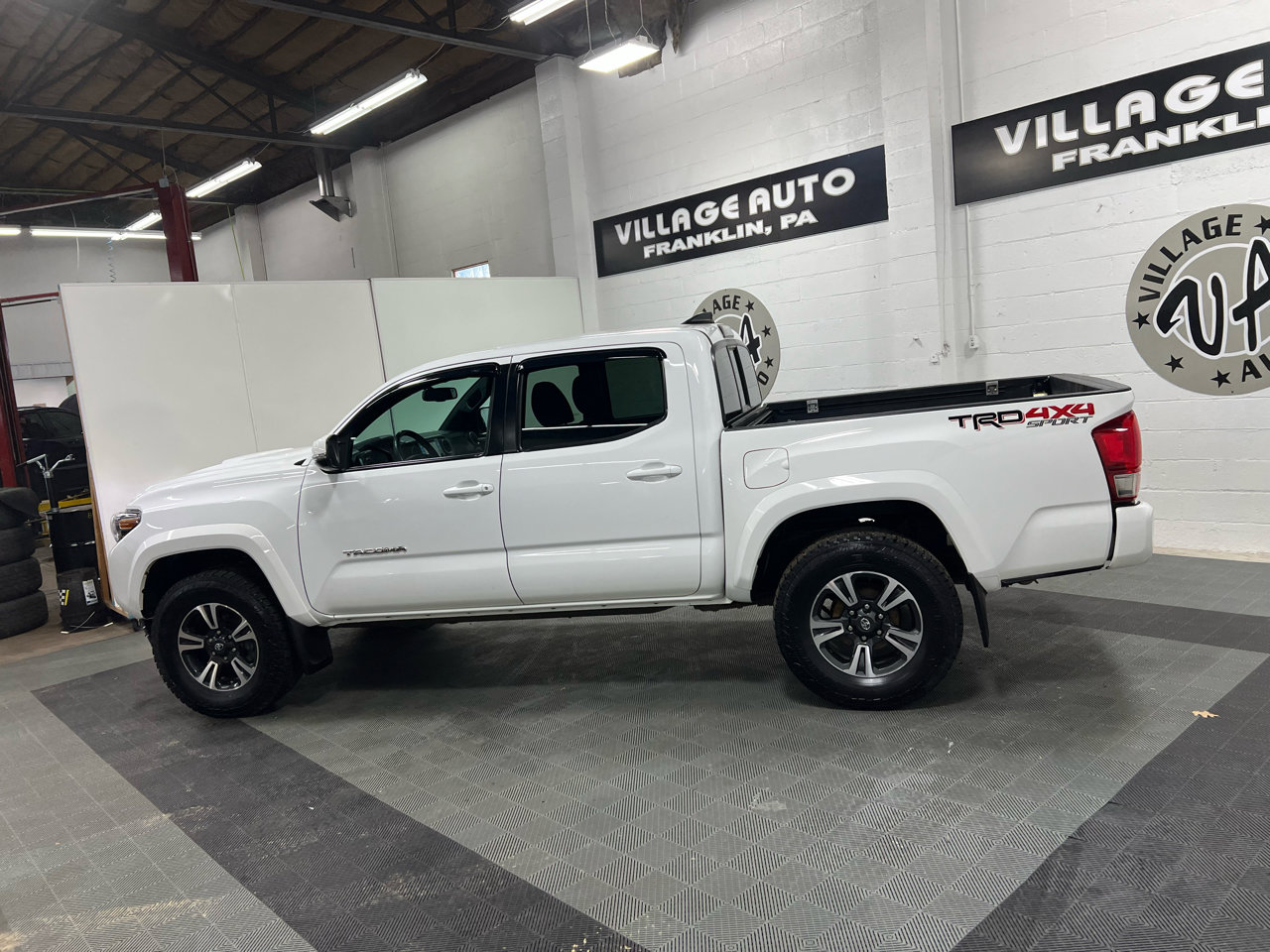 Used 2016 Toyota Tacoma TRD Off-Road image 9
