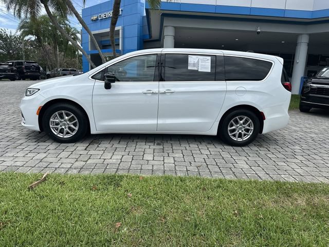 Used 2024 Chrysler Pacifica Touring FWD image 31