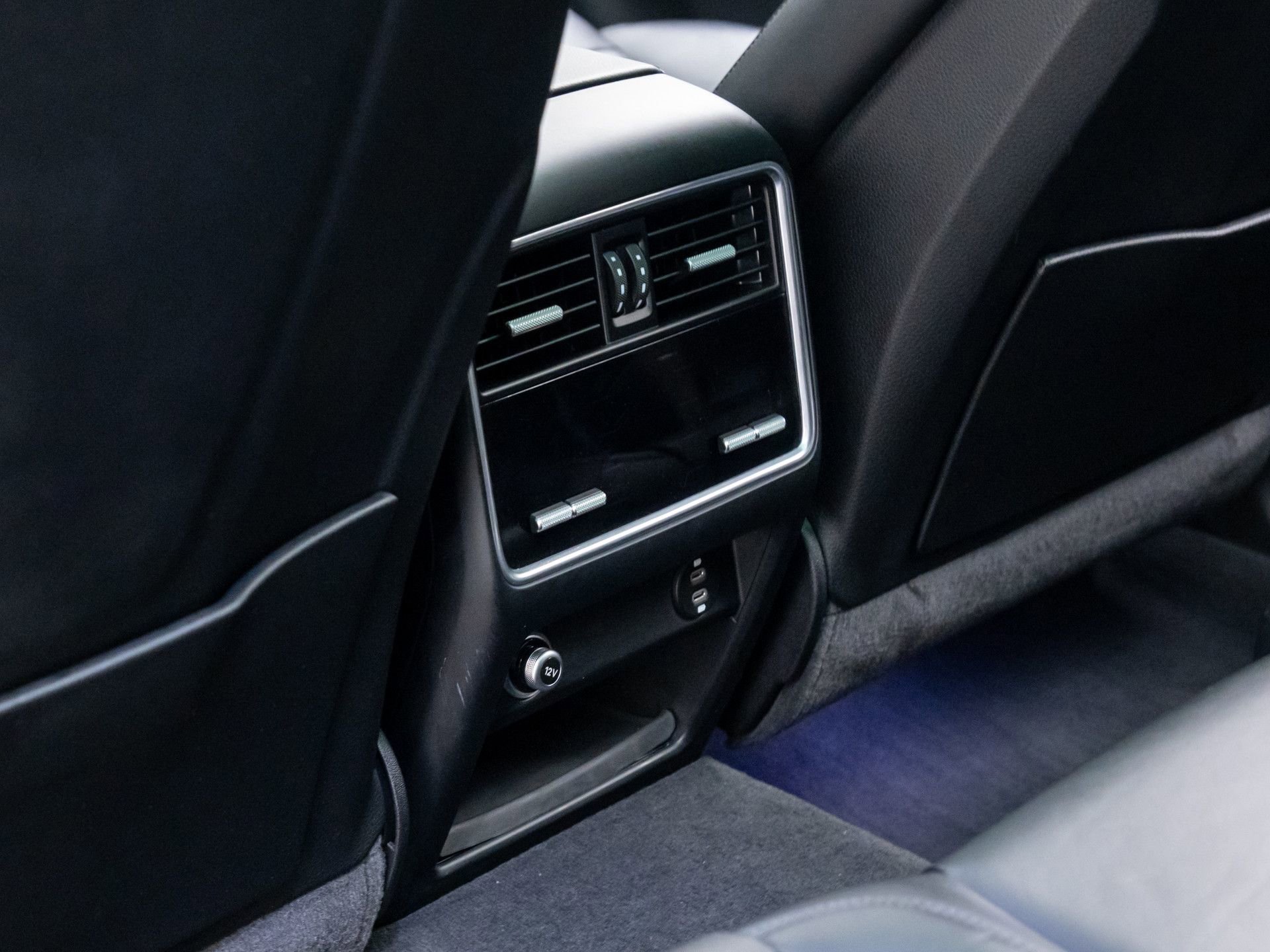 Certified 2023 Porsche Cayenne Platinum Edition image 19