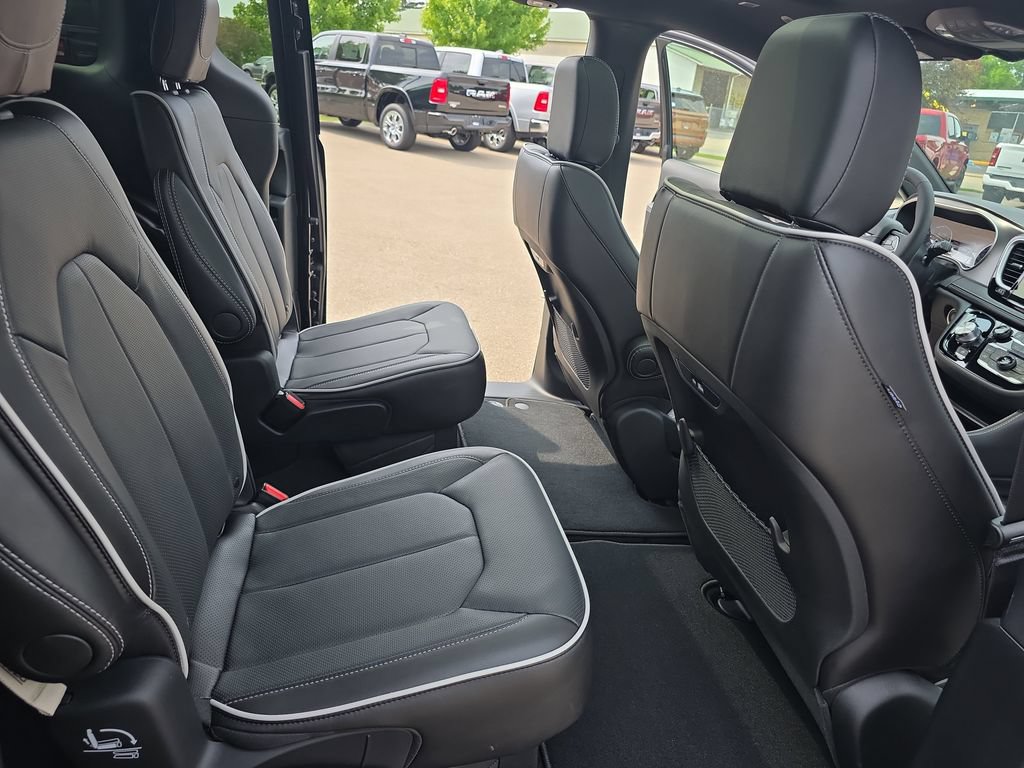New 2027 Chrysler Pacifica Limited AWD/4WD image 11