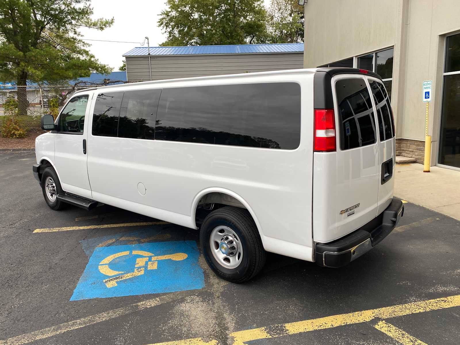 Used 2025 Chevrolet Express 3500 LT w/ LT Preferred Equipment Group RWD image 3