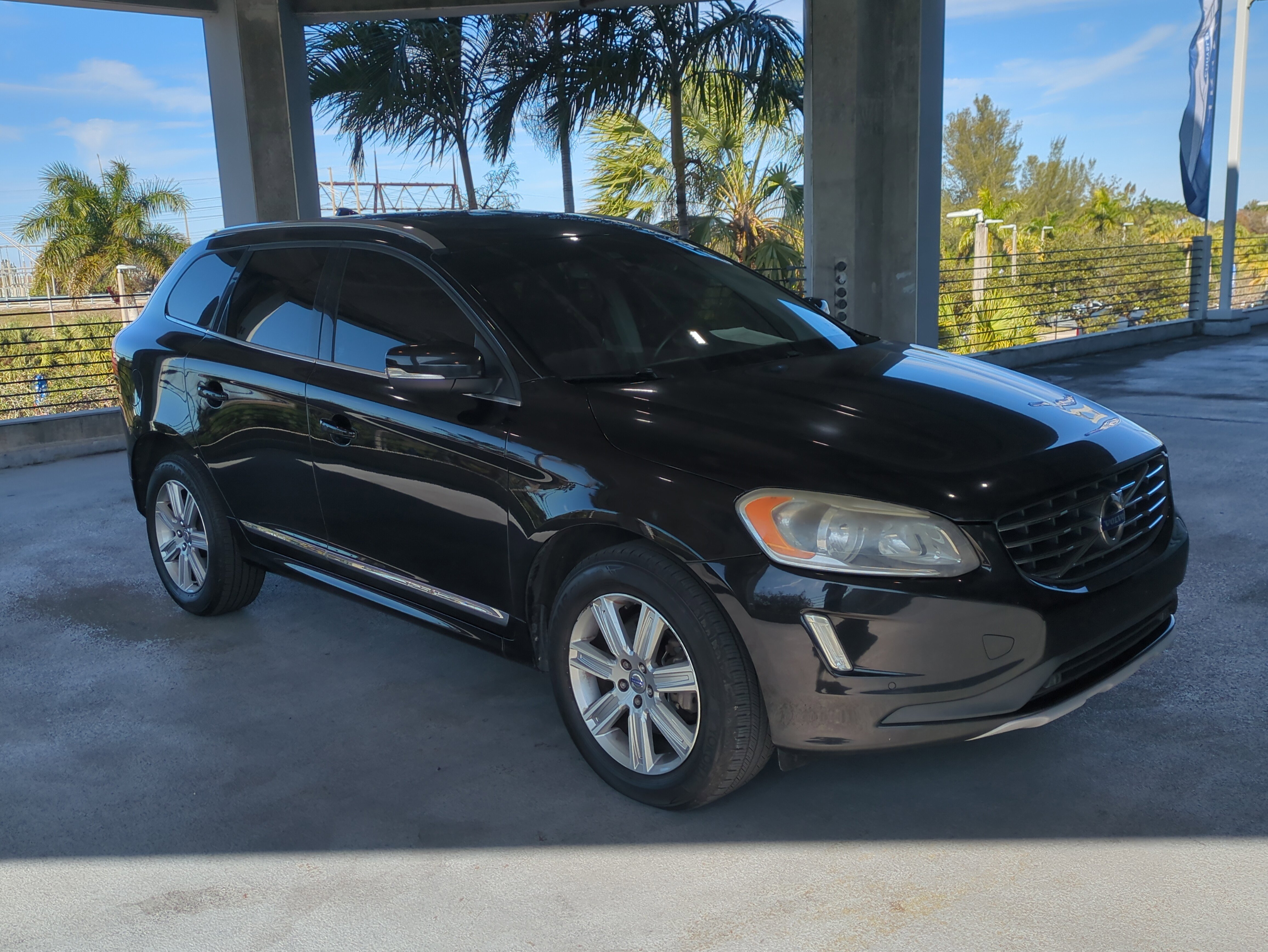 Used 2017 Volvo XC60 T5 Inscription w/ Preferred Option Package image 2