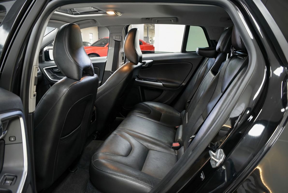 Used 2018 Volvo V60 T5 Cross Country w/ Convenience Package image 11