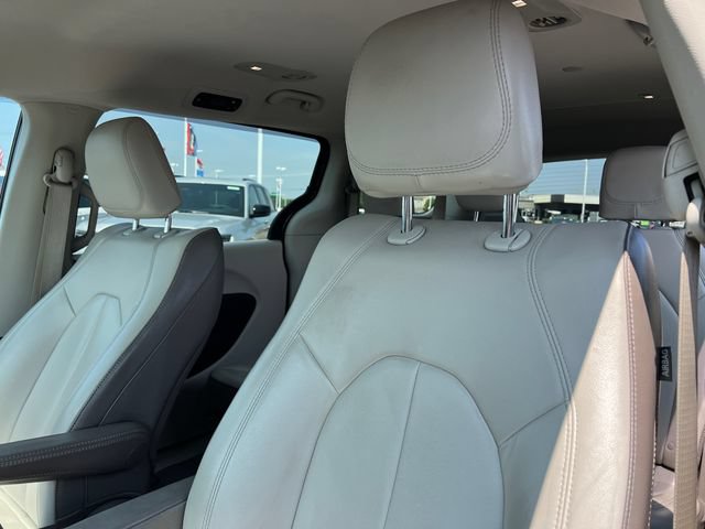 Used 2017 Chrysler Pacifica Touring-L FWD image 23