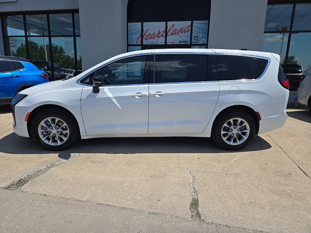 New 2027 Chrysler Pacifica Select w/ Family Tech Group AWD/4WD image 7