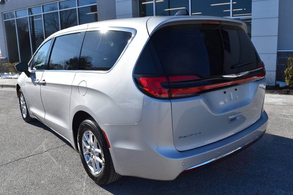 Used 2024 Chrysler Pacifica Touring-L FWD image 5