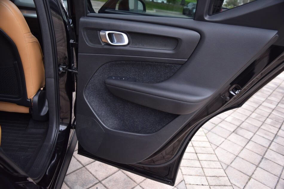 Used 2020 Volvo XC40 T5 Momentum w/ Protection Package Premier image 74