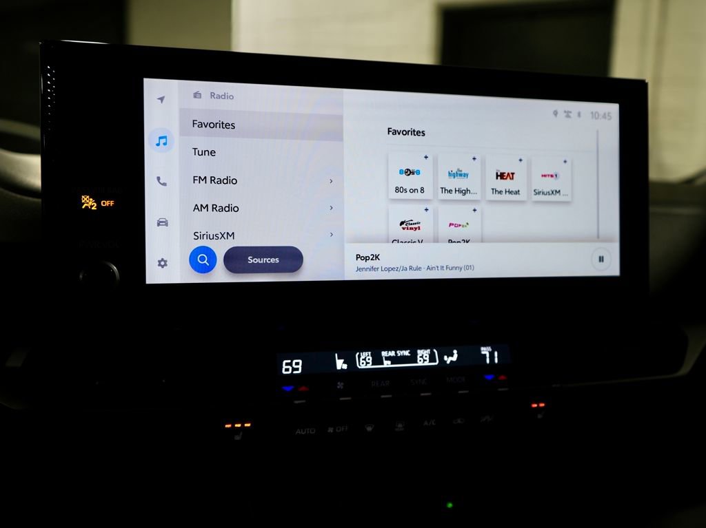 Used 2025 Toyota Sienna XLE Woodland Edition image 18