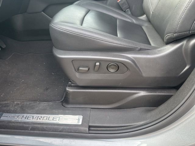 Used 2025 Chevrolet Suburban Z71 image 17