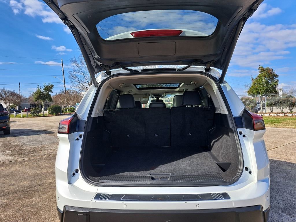 Used 2024 Nissan Rogue SV w/ SV Premium Package image 25