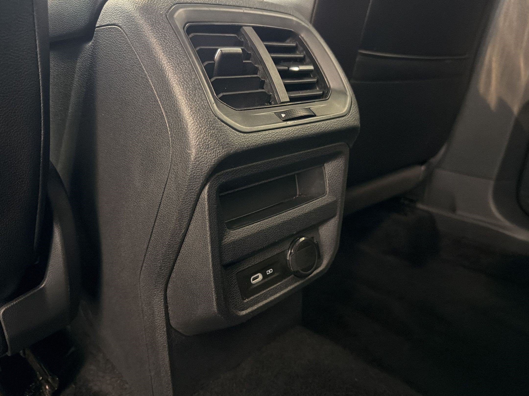 Used 2022 Volkswagen Tiguan SE FWD image 32