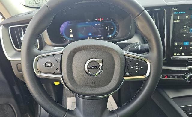 Used 2024 Volvo XC60 B5 Core AWD/4WD image 9