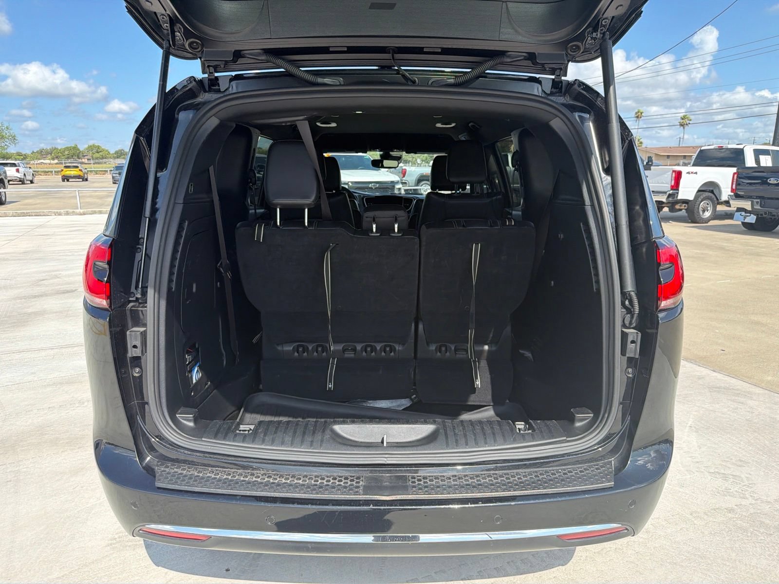 Used 2025 Chrysler Pacifica Select FWD image 14