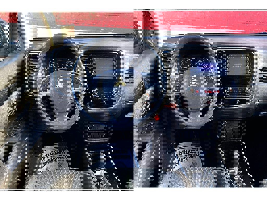 Used 2020 Mitsubishi Outlander ES image 6