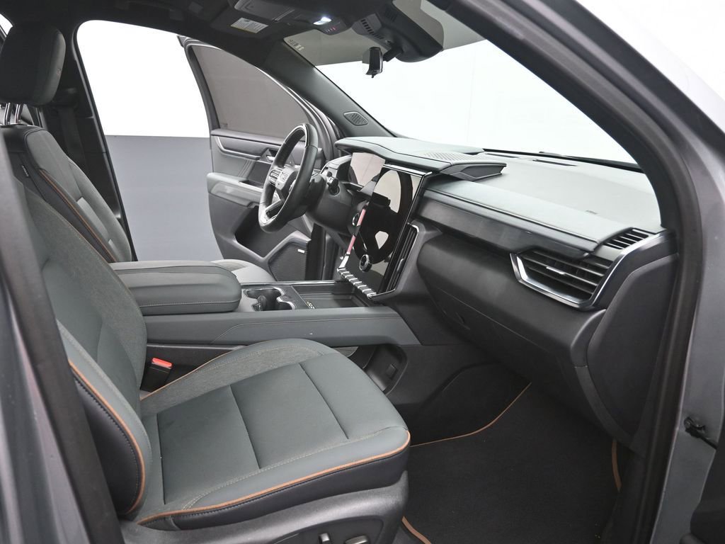 Used 2025 GMC Acadia AT4 w/ Super Cruise Package image 16