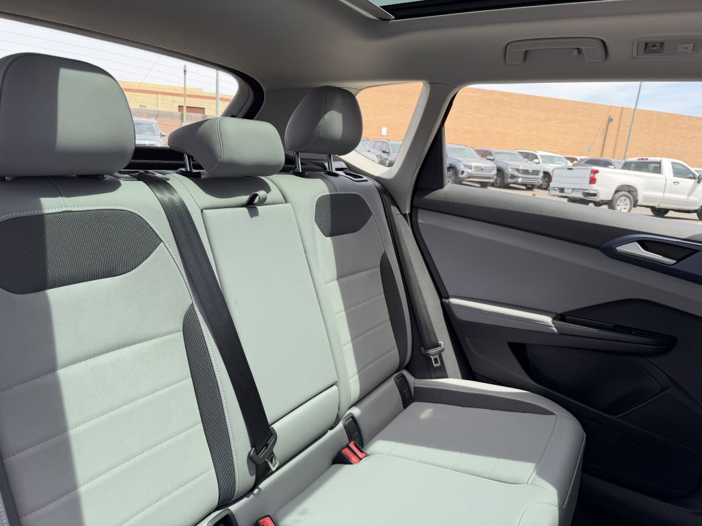 Used 2024 Volkswagen Taos SE w/ Panoramic Sunroof Package FWD image 37
