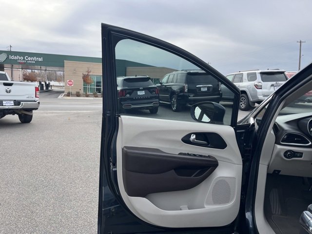 Used 2020 Chrysler Pacifica Touring w/ Advanced Safetytec Group image 27