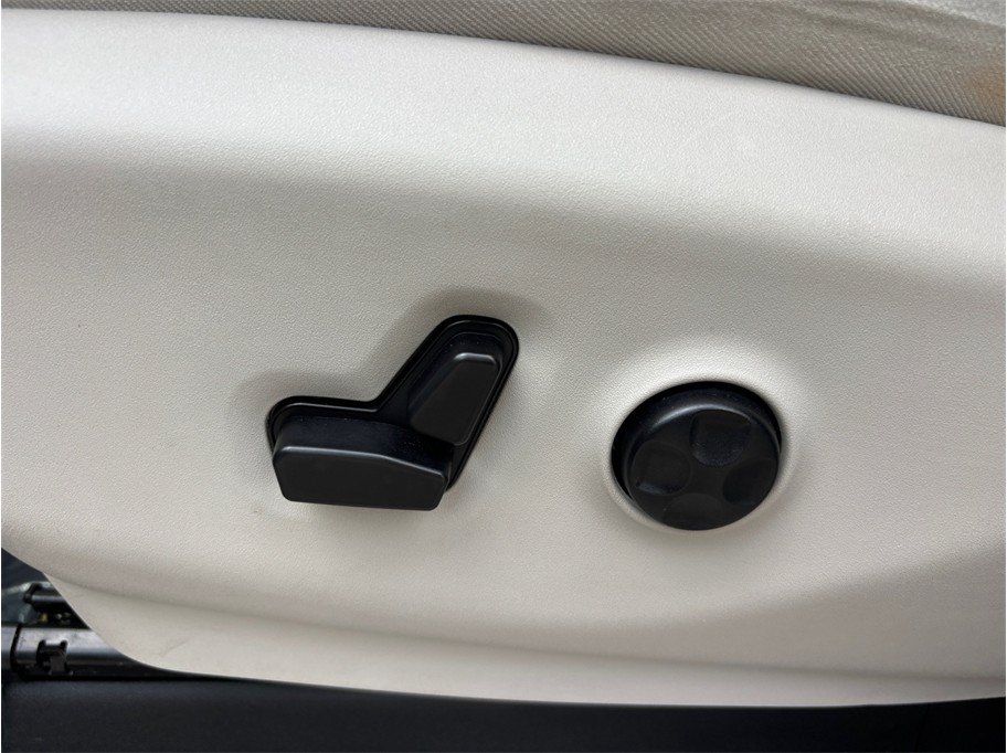 Used 2018 Chrysler Pacifica Touring-L FWD image 18