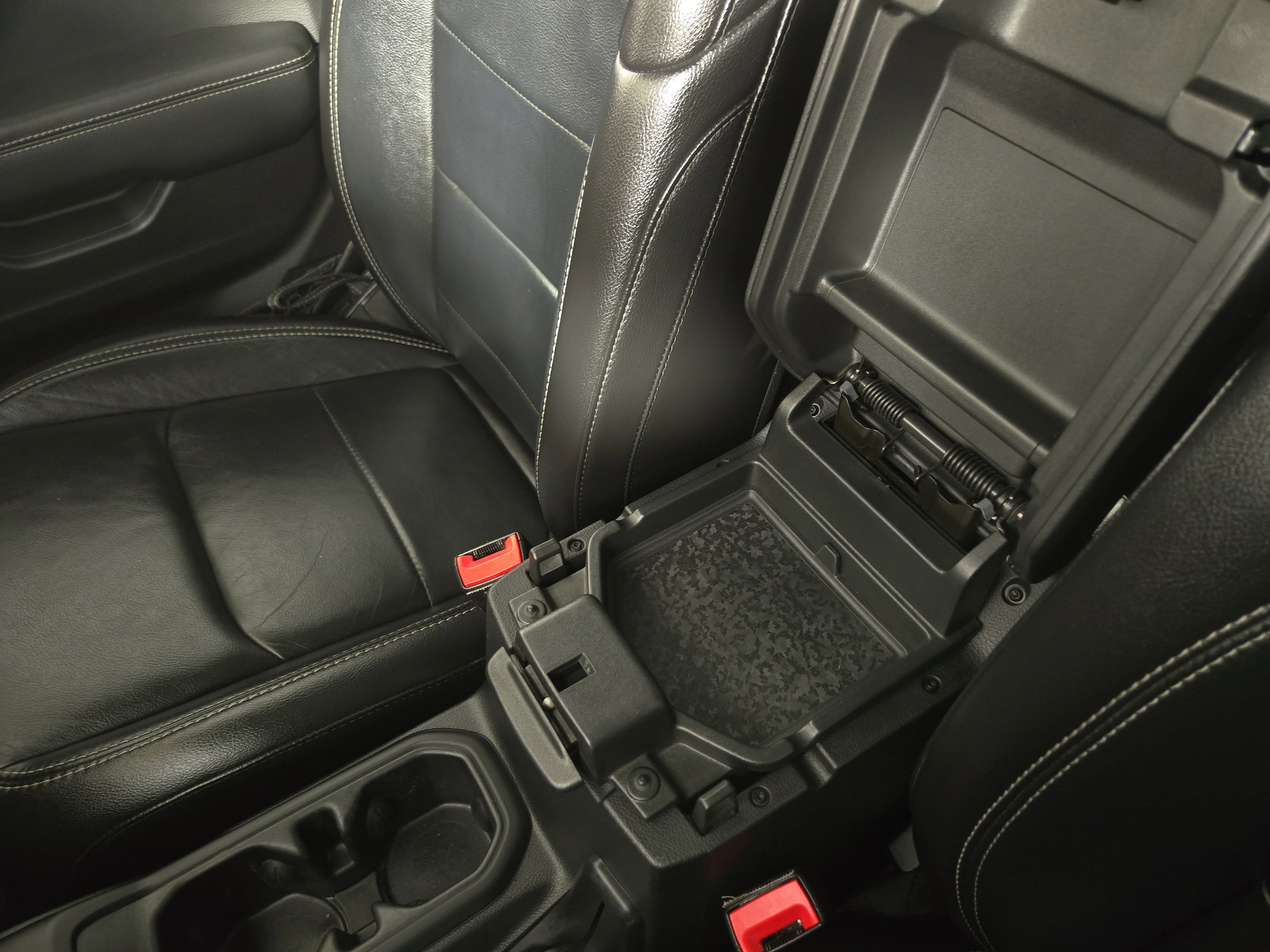 Used 2018 Jeep Wrangler Unlimited Sahara w/ Quick Order Package 24M Moab image 30