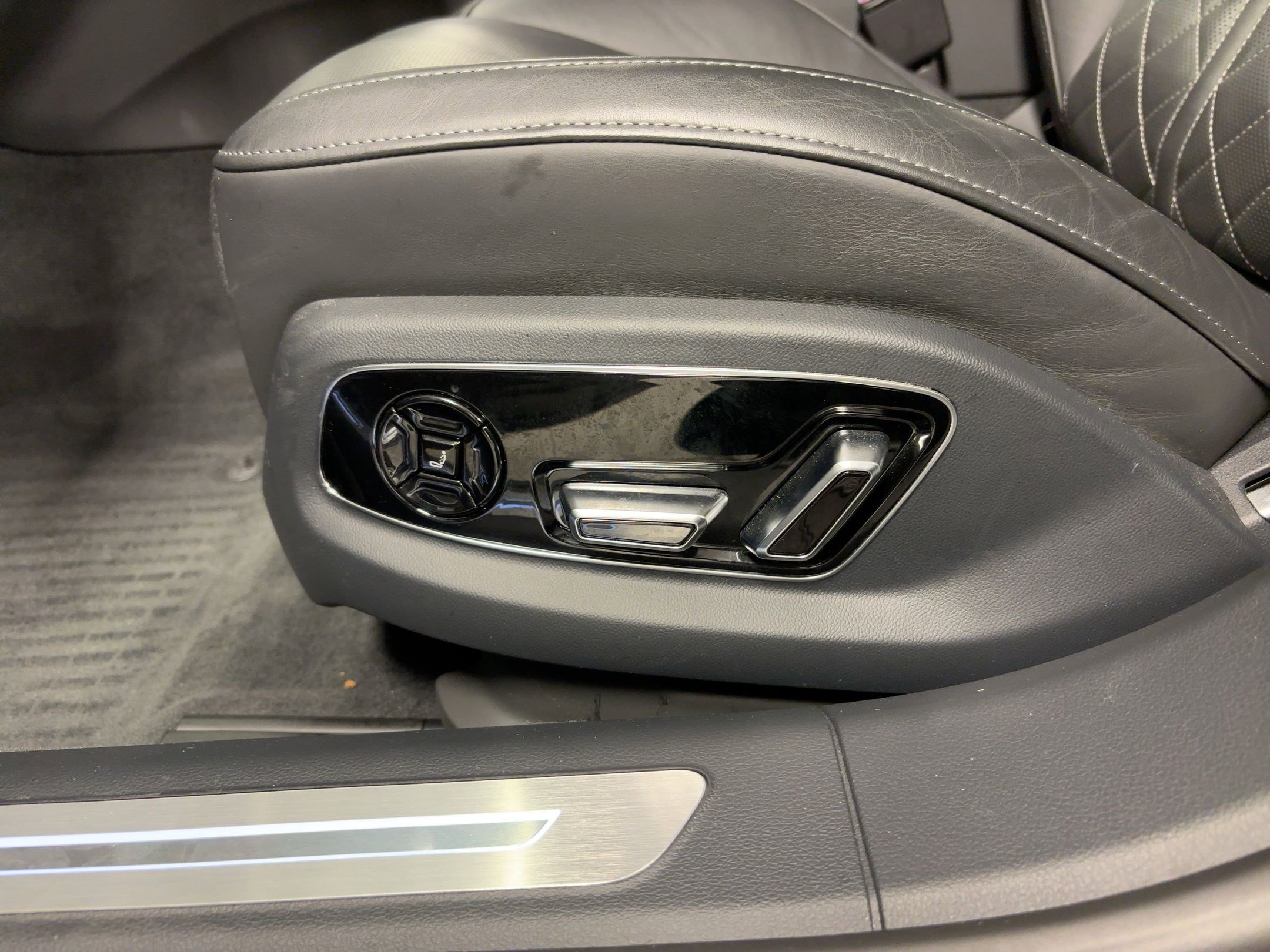 Used 2024 Audi S8 w/ S8 Comfort Plus Package image 12