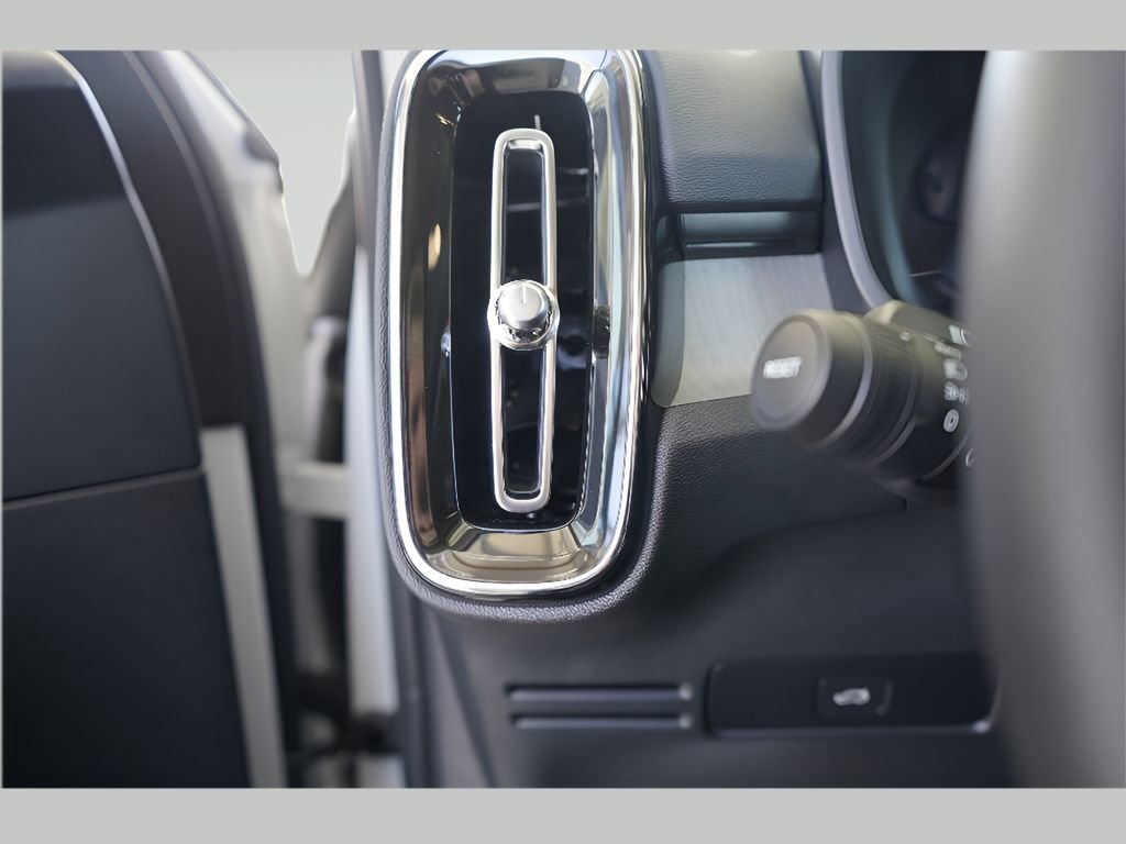 New 2025 Volvo XC40 B5 Core w/ Protection Package Premier image 11