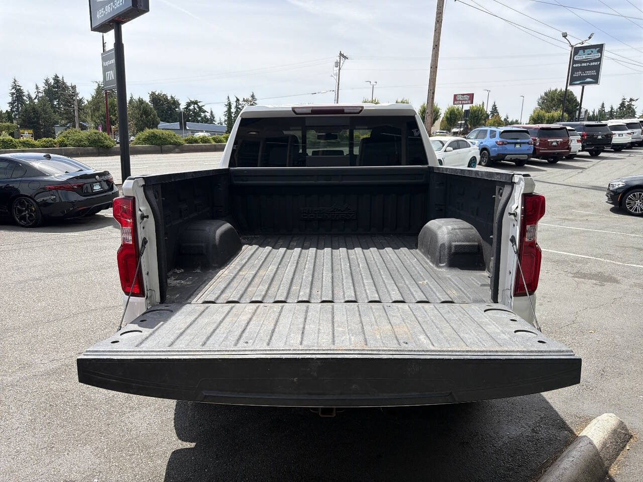 Used 2019 Chevrolet Silverado 1500 High Country w/ Technology Package AWD/4WD image 6