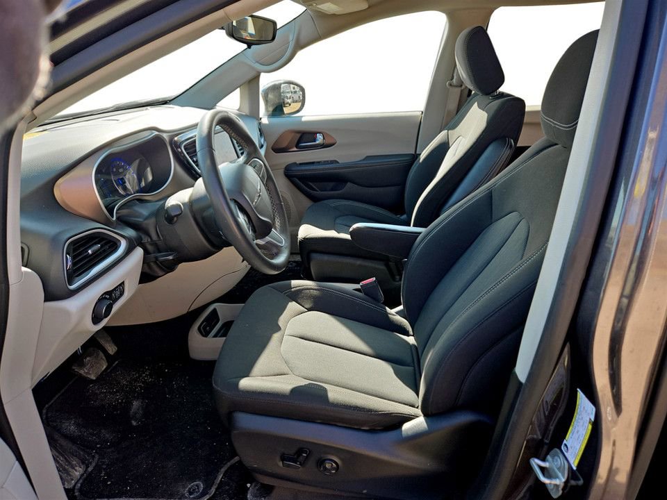 Used 2023 Chrysler Voyager LX image 24