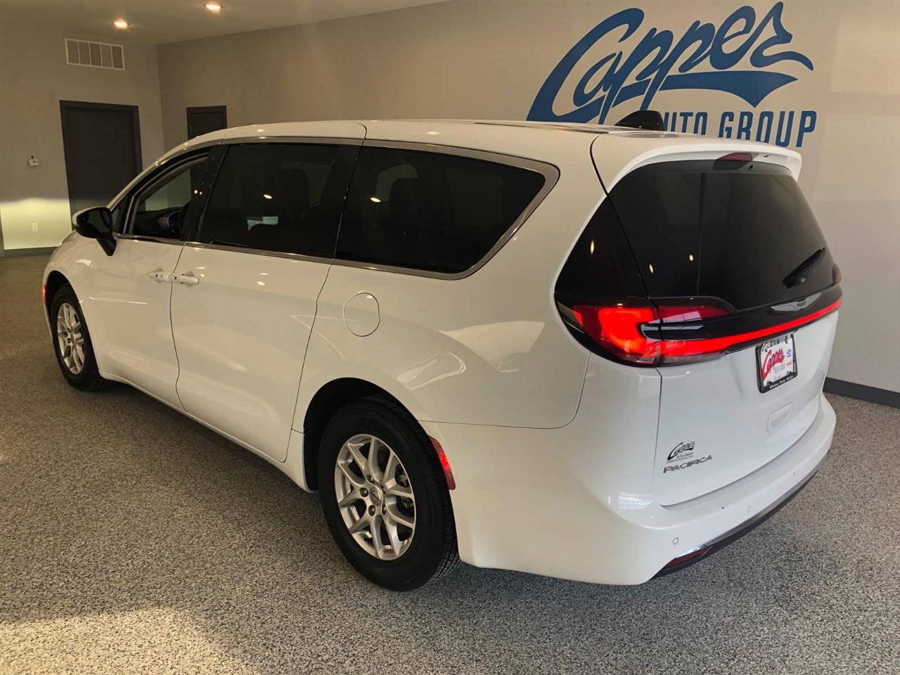 Used 2023 Chrysler Pacifica Touring-L image 4