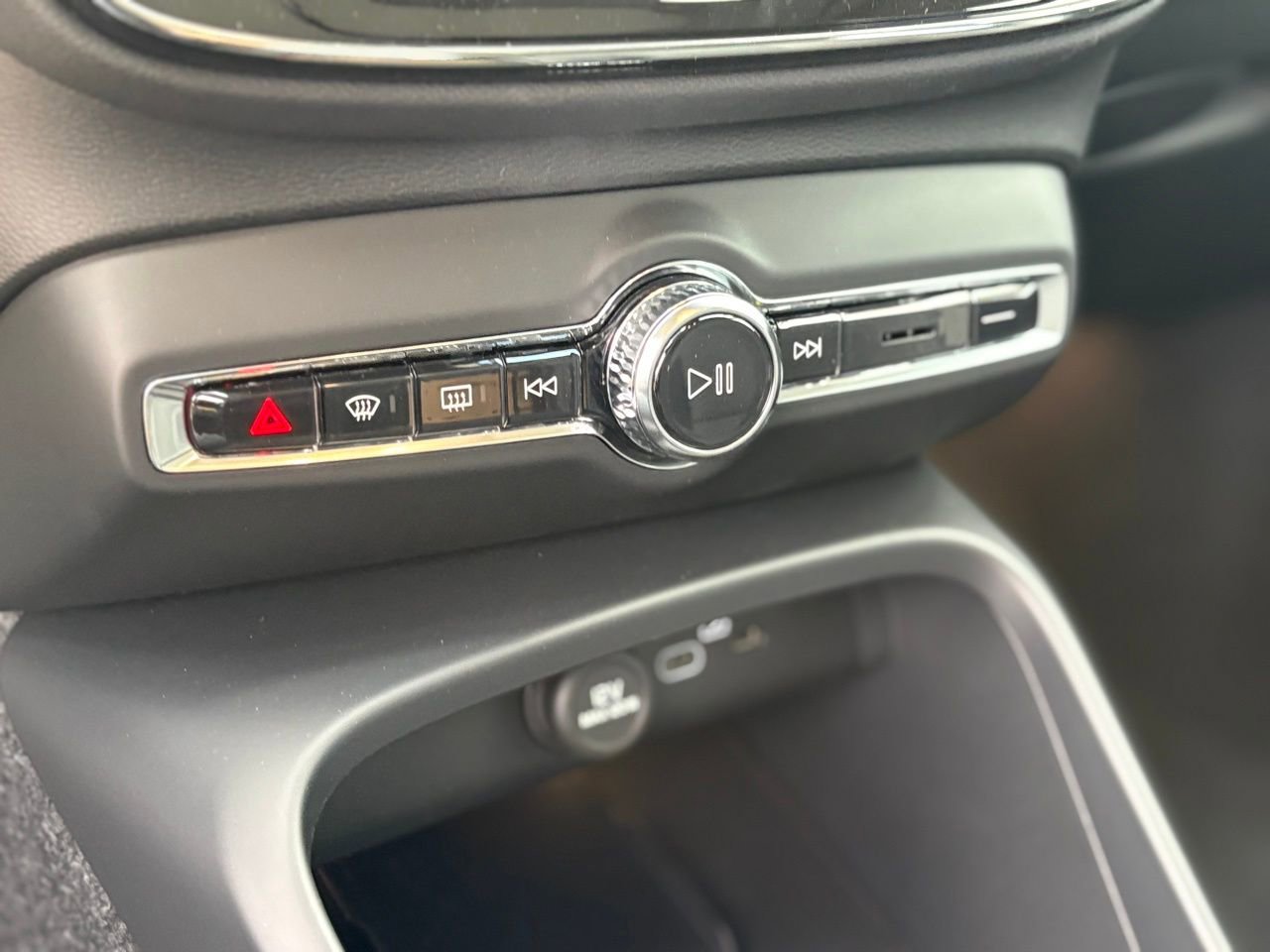 New 2026 Volvo XC40 B5 Core w/ Climate Package image 15