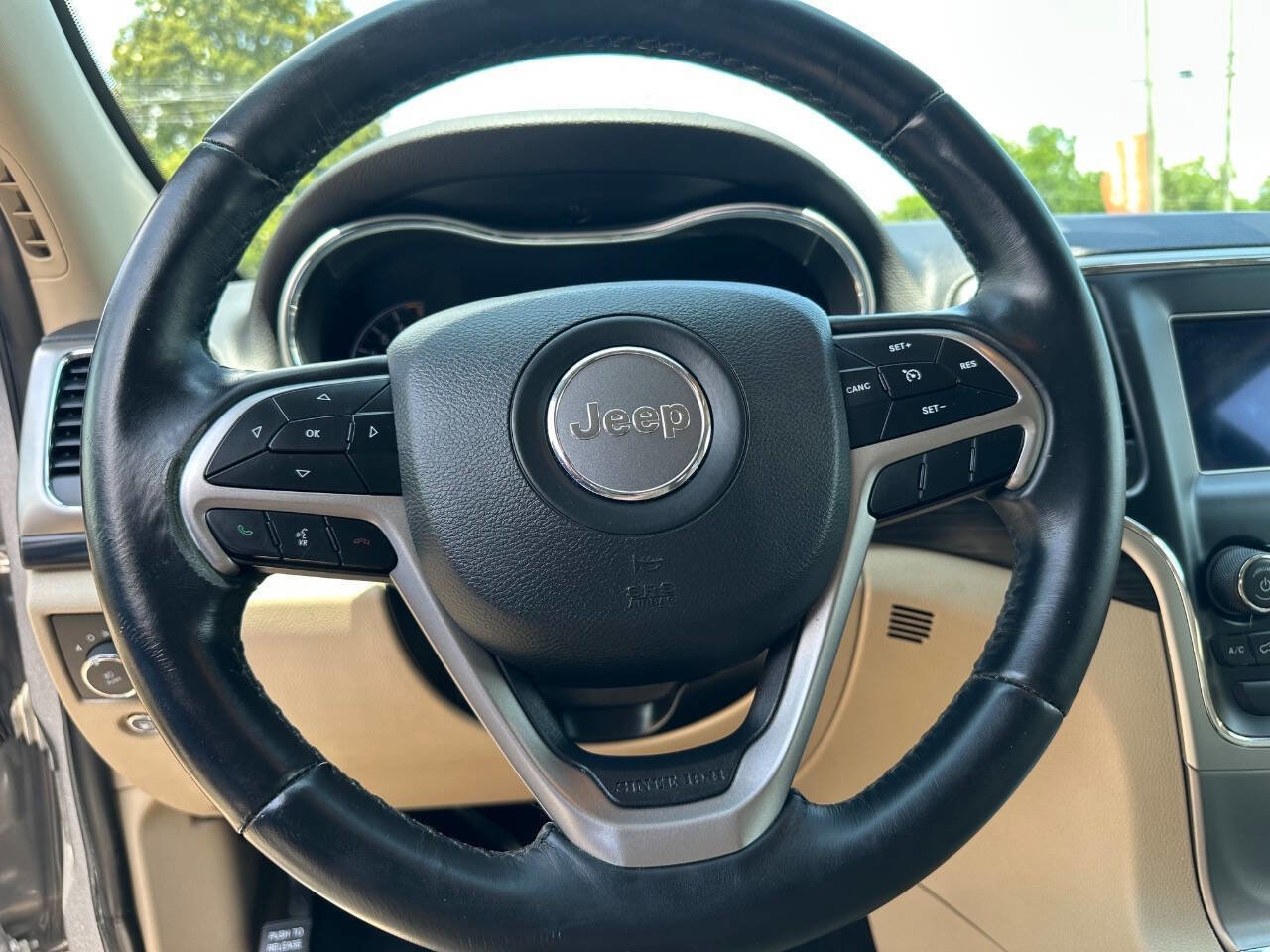 Used 2019 Jeep Grand Cherokee Laredo image 6