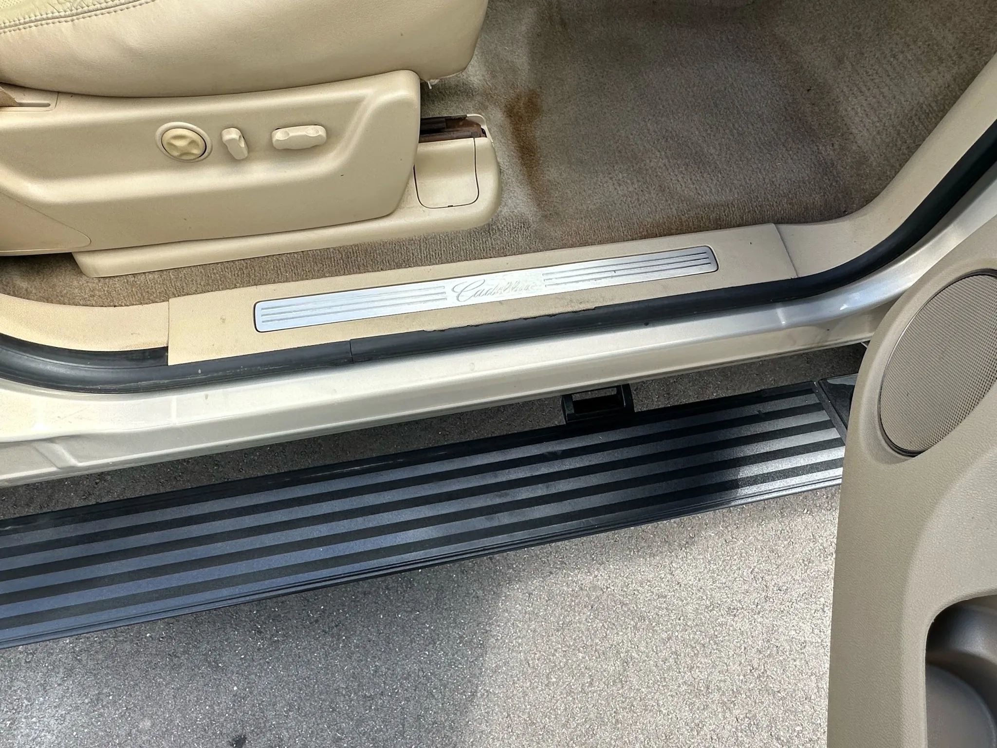 Used 2010 Cadillac Escalade Premium image 18