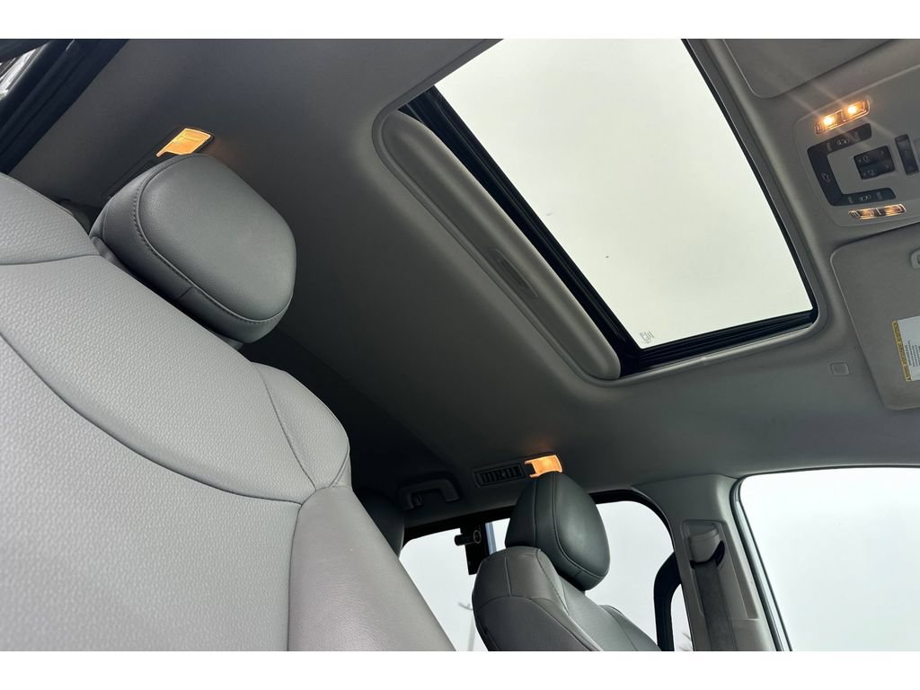 Used 2021 Toyota Sienna XLE FWD image 19