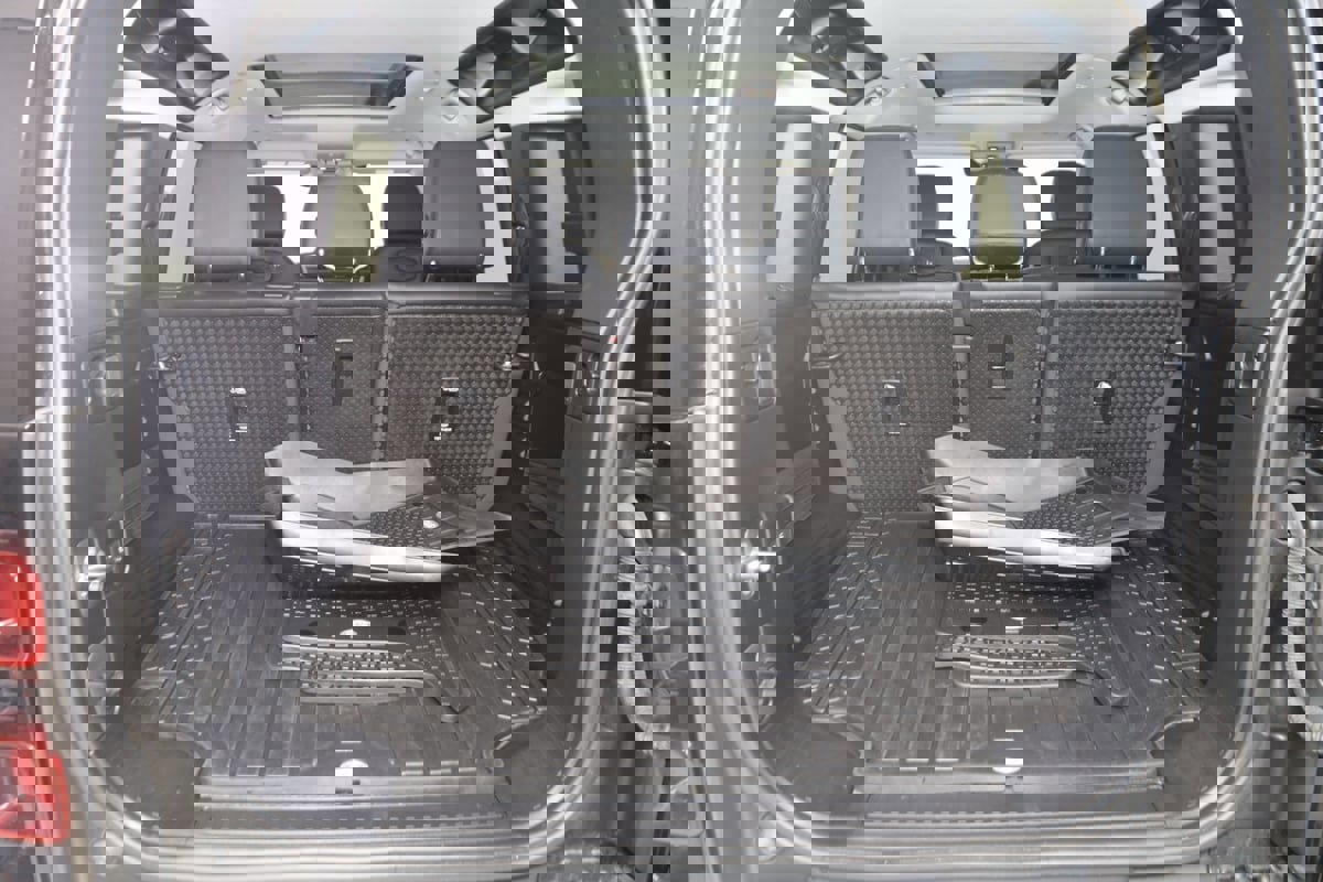 Used 2022 Land Rover Defender 110 SE image 50