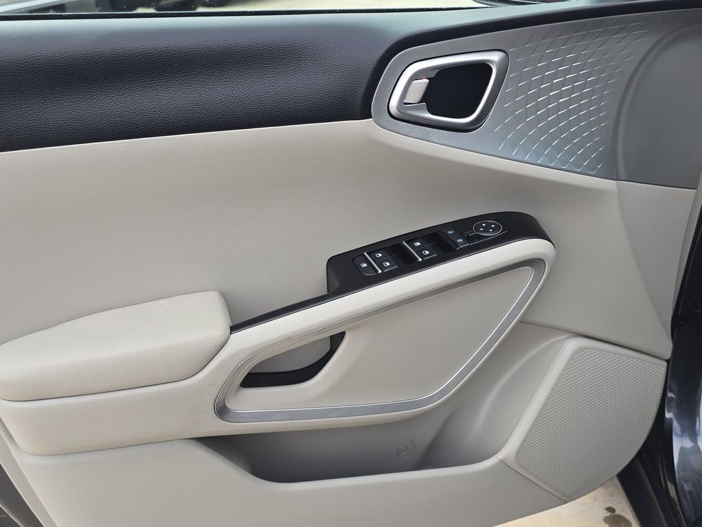 Certified 2025 Kia Soul LX image 17