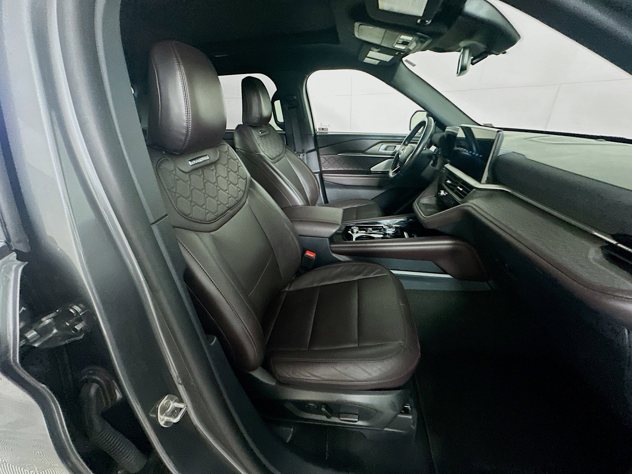 Used 2025 Ford Explorer Platinum w/ LUX Leather Package AWD/4WD image 33