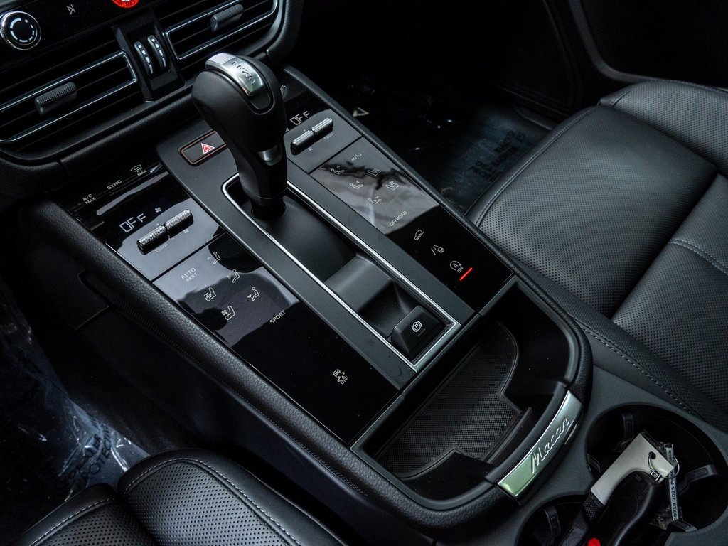 Used 2025 Porsche Macan image 18