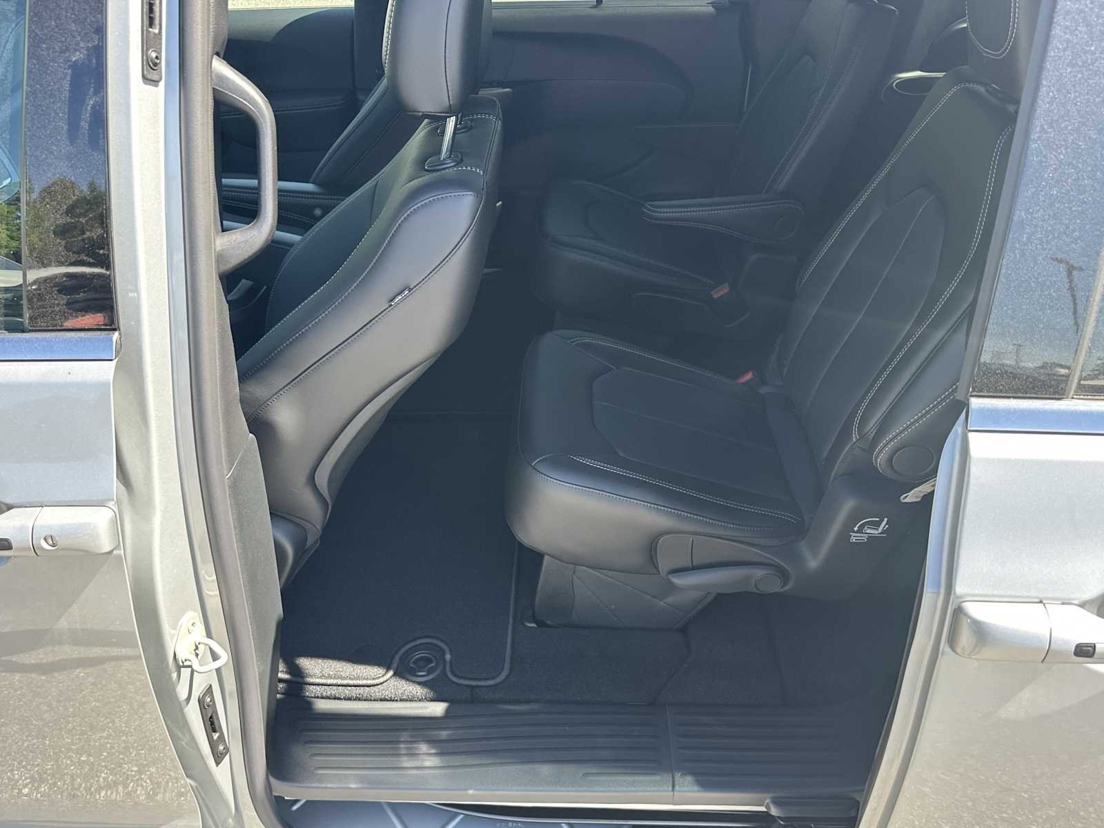New 2026 Chrysler Pacifica Select FWD image 20