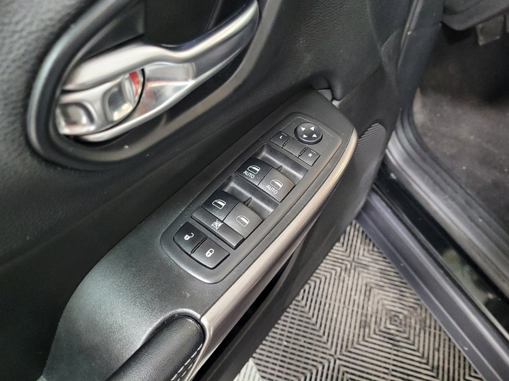 Used 2019 Jeep Cherokee Latitude Plus AWD/4WD image 27