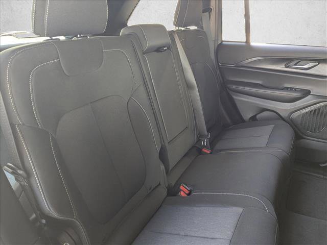 Used 2025 Jeep Grand Cherokee Laredo AWD/4WD image 19