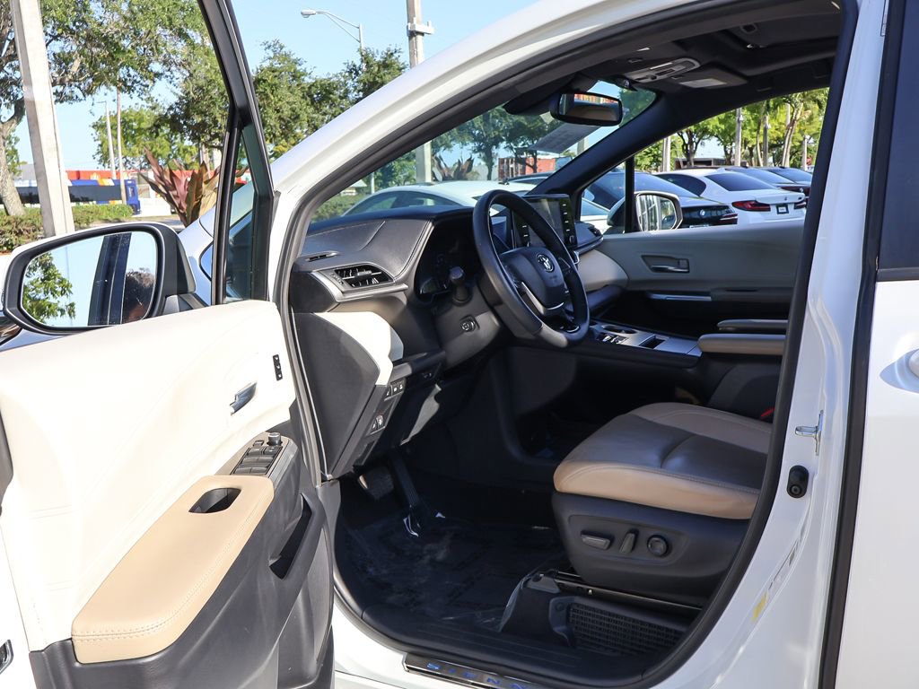 Used 2023 Toyota Sienna Limited FWD image 29