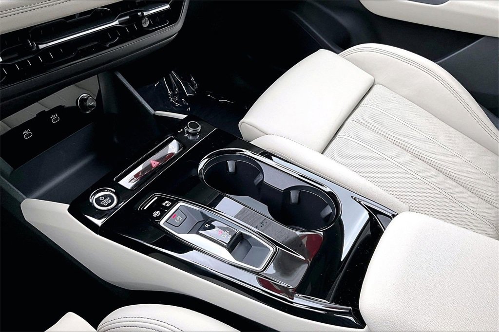 Used 2025 Audi Q6 e-tron Premium Plus w/ Premium Plus image 23