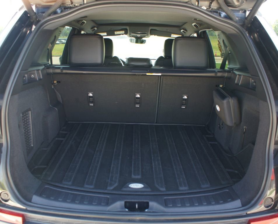 Used 2023 Land Rover Discovery Sport SE image 18