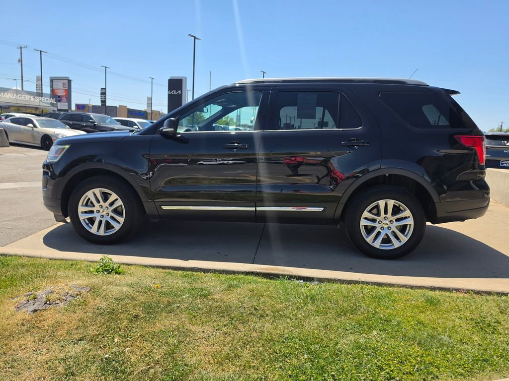 Used 2019 Ford Explorer XLT w/ Equipment Group 202A AWD/4WD image 8